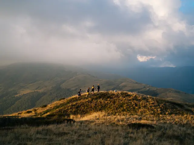 Turgåere som går opp fjellryggen