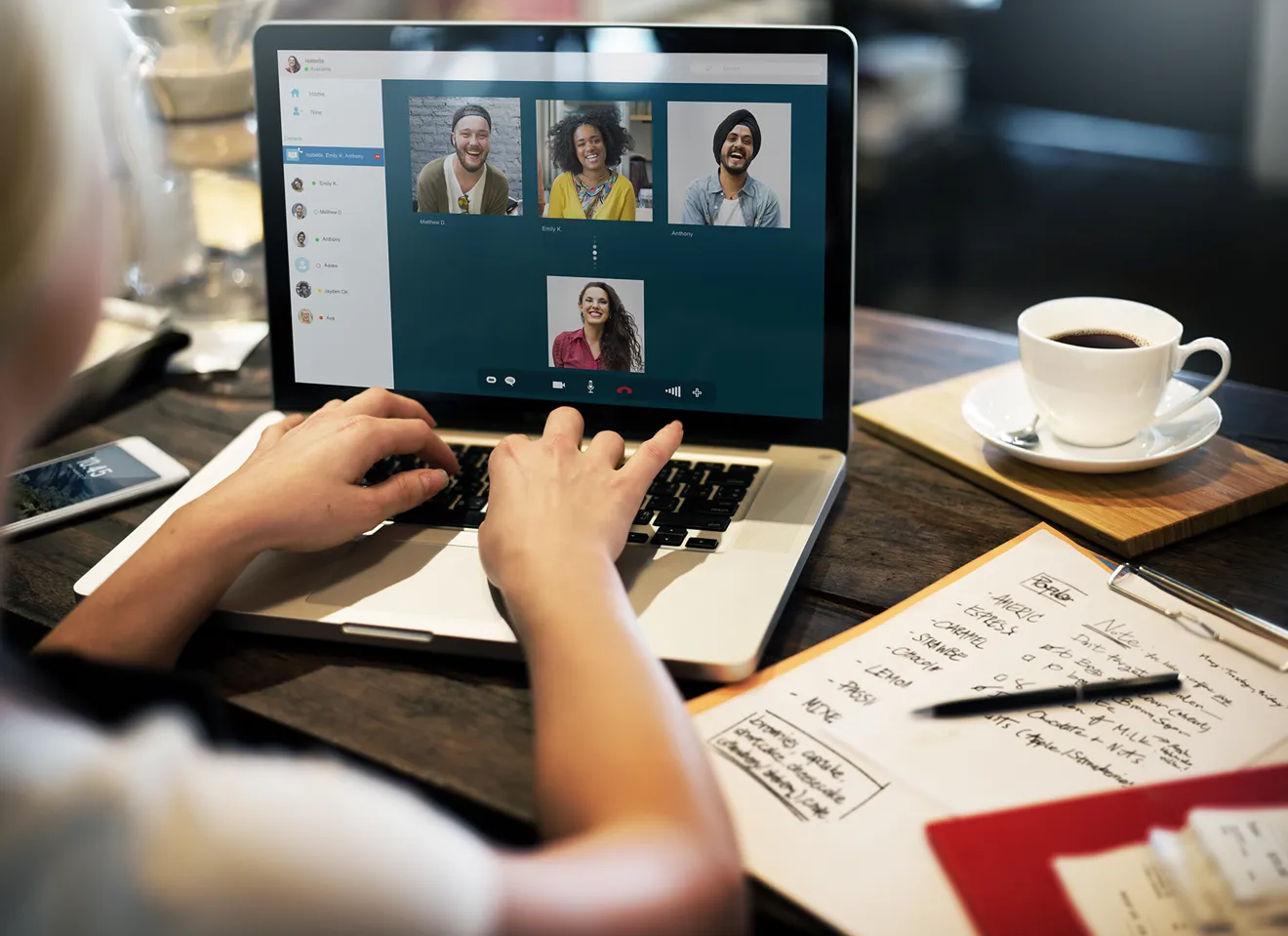 Nærbilde av kvinnehender som skriver på laptop mens hun er i Skype videomøte