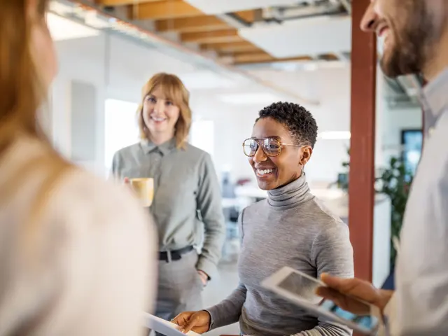 Illustrasjonsbilde av flere medarbeidere med nettbrett, mobil og kaffekopp 