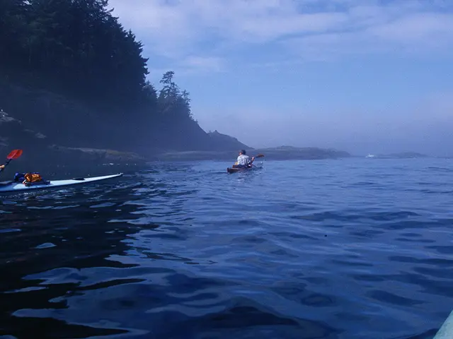 kajakker i rolig stemning i mørk blått vann