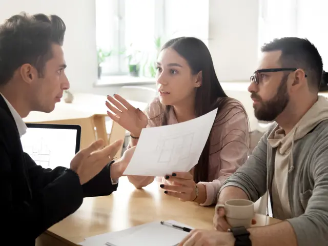 Illustrasjonsbilde av flere mennesker ved et bord med dokumenter som forhandler