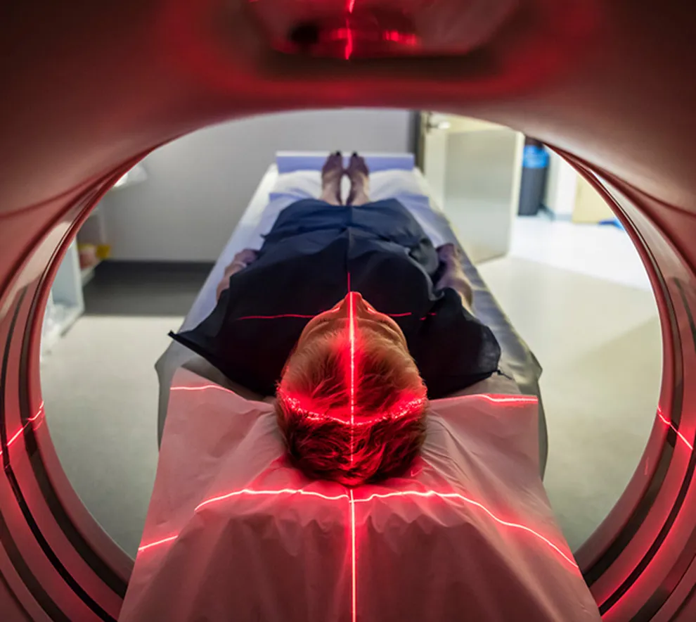 Person som blir scannet i PET-scanner