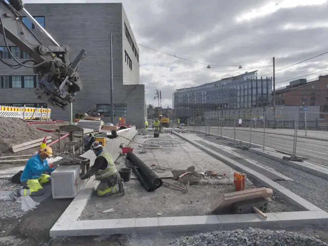 Byggeplass av Nasjonalmuseet med Aker Brygge i bakgrunn