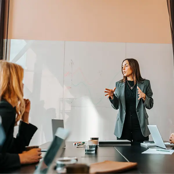 Kvinne som presenterer