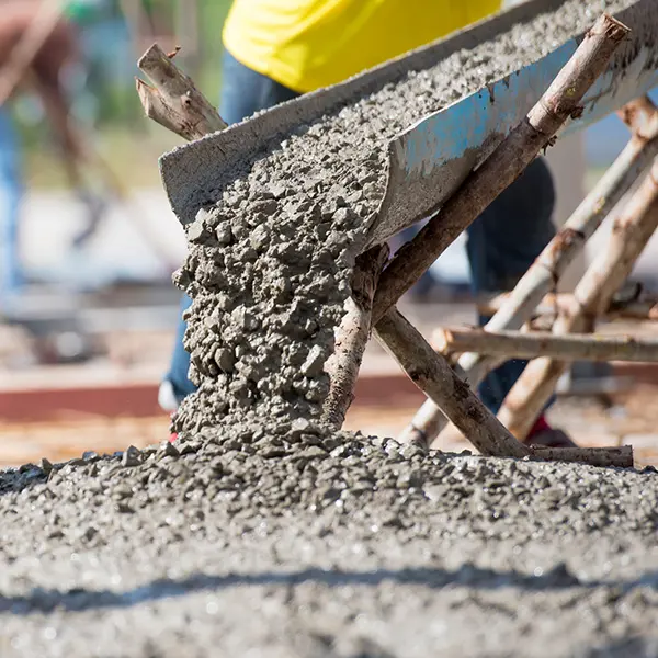 Person som arbeider med betong