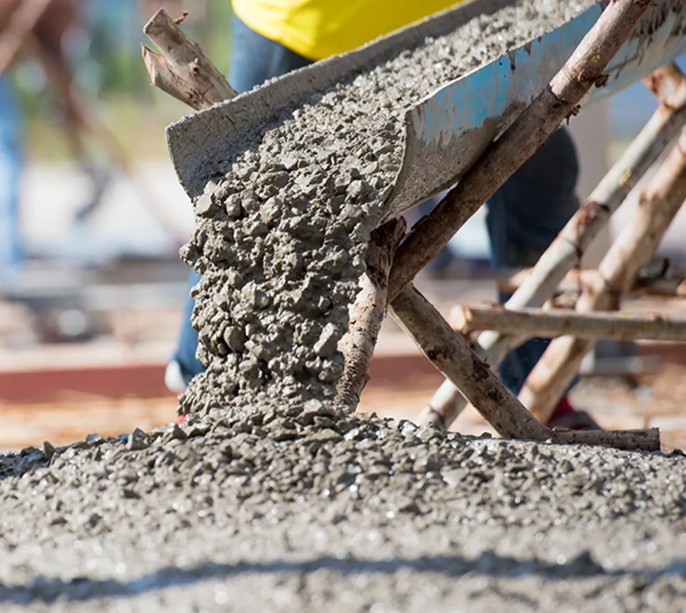 Person som arbeider med betong