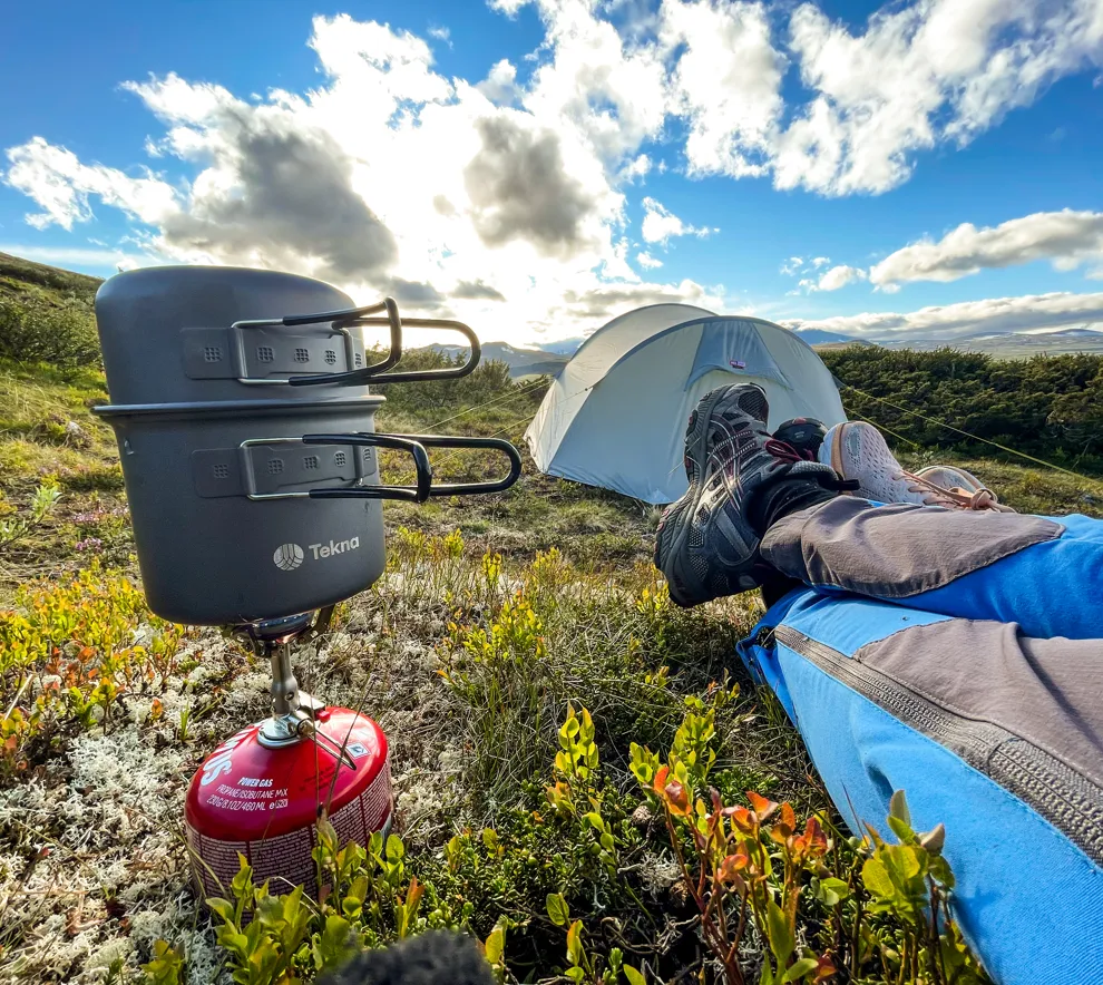 Kokesett i naturen med telt