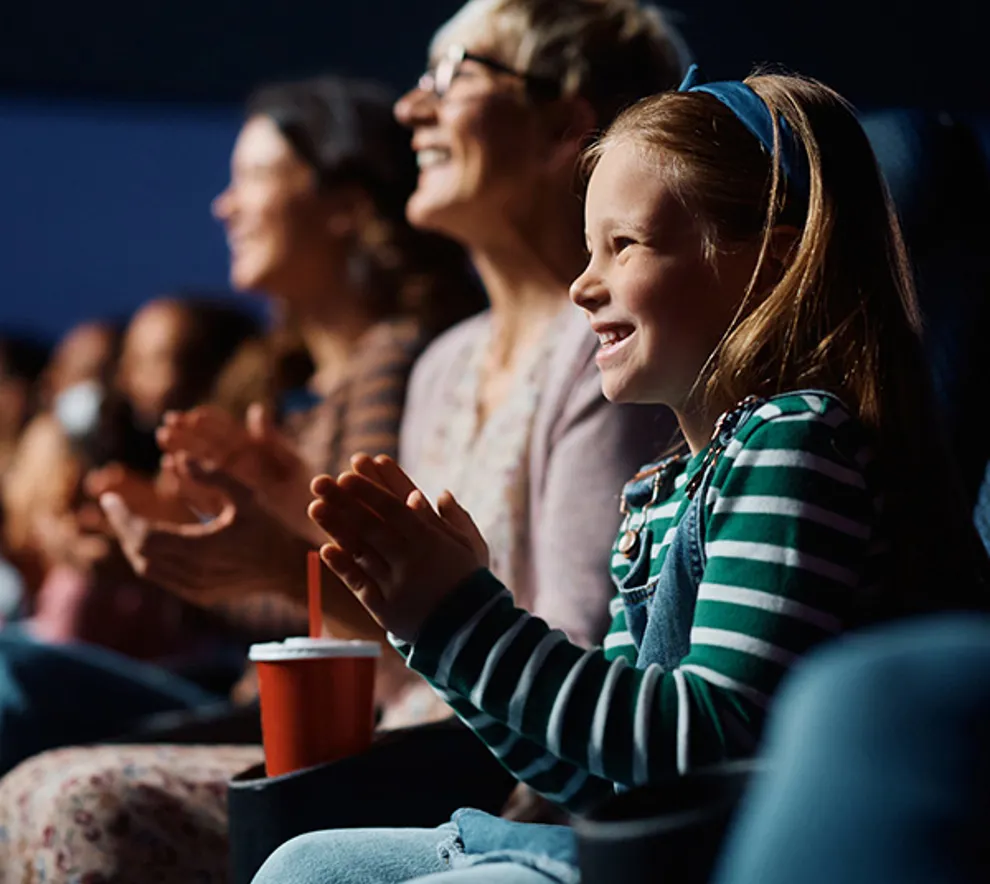 Barn som smiler på teater