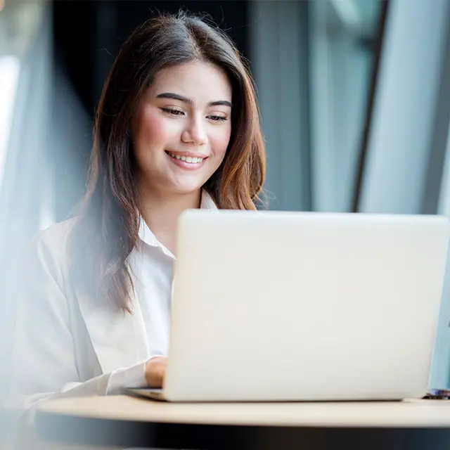 Kvinne som bruker data