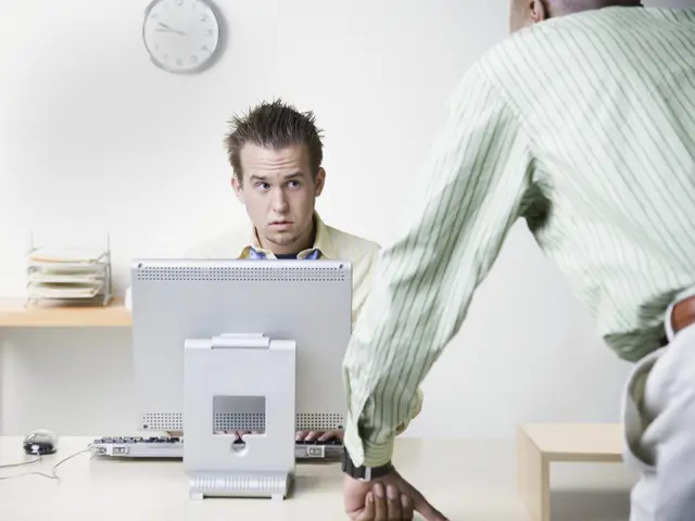 en ansatt plages av kollega