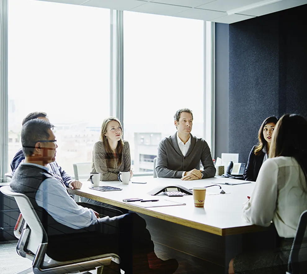 Kollegaer som sitter i et møterom
