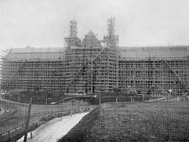 Gammel sorthvit bilde av bygging av Norges første tekniske høyskole