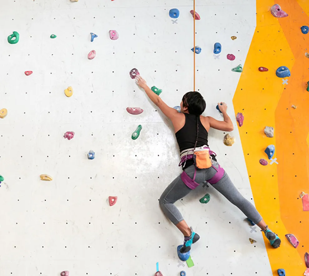 Person som klatrer i klatrevegg