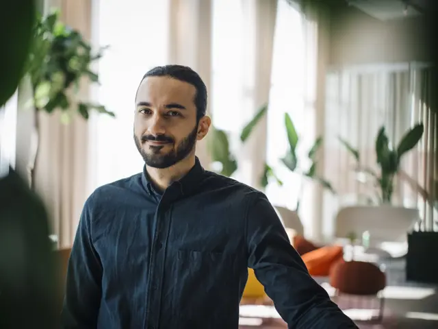 Mann i lounge-miljø med usikkert smil