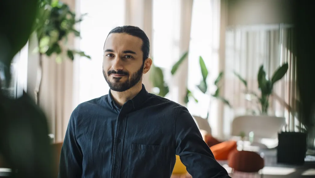 Mann i lounge-miljø med usikkert smil