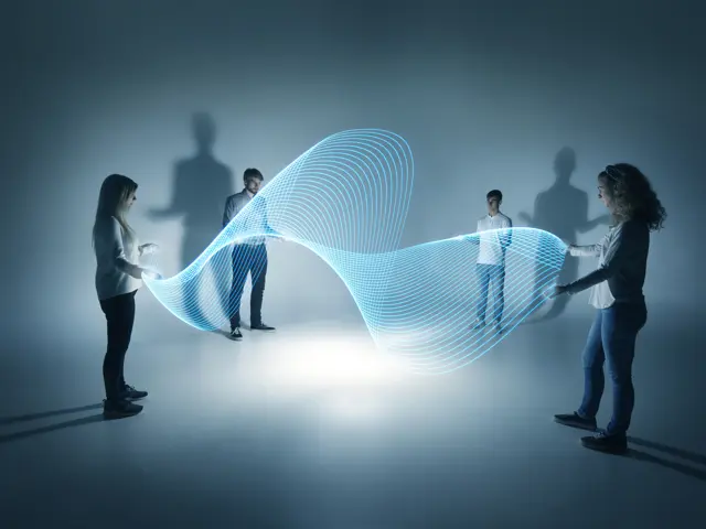 Illustrasjonsbilde av fire mennesker med simulerte lysstråler immellom