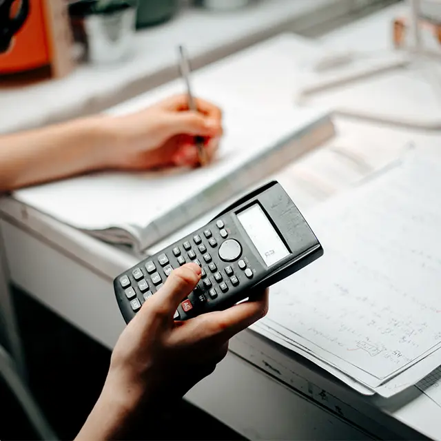 Person som gjør matteoppgave