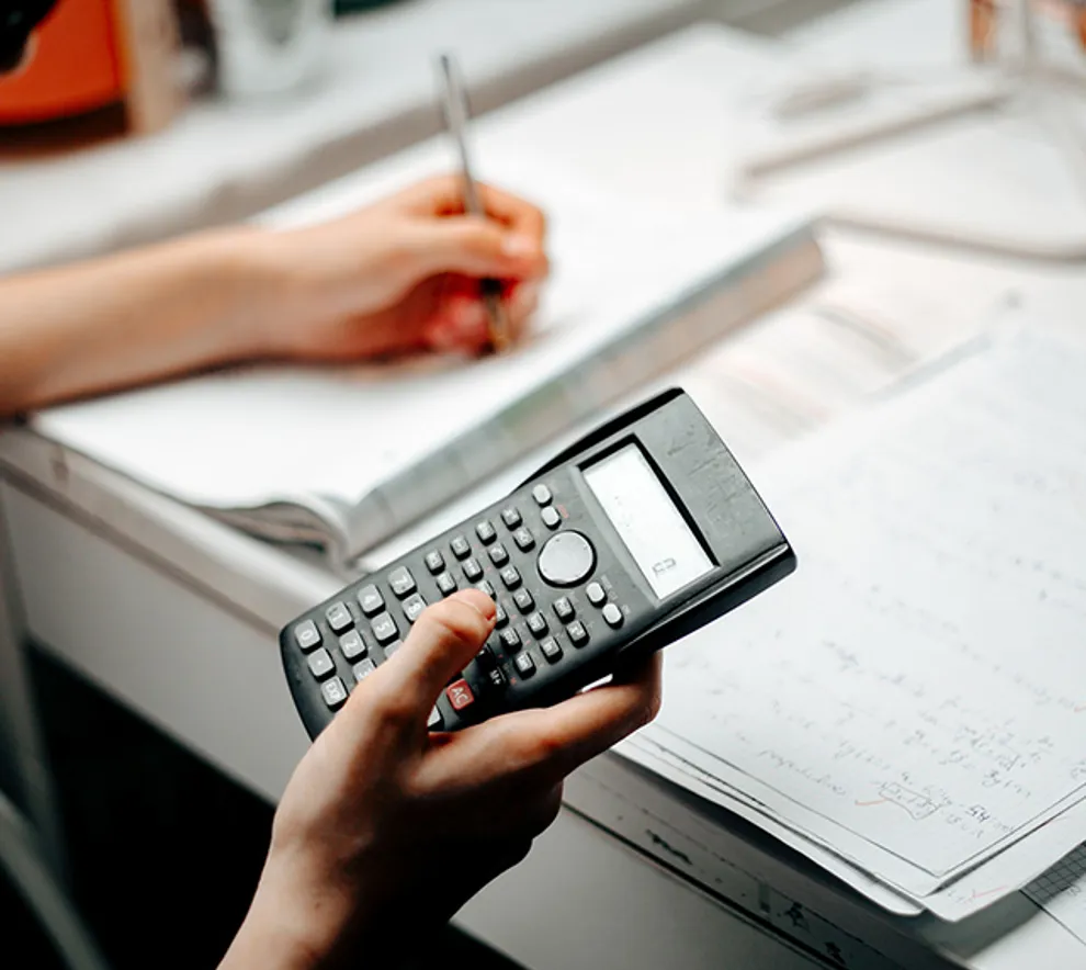 Person som gjør matteoppgave