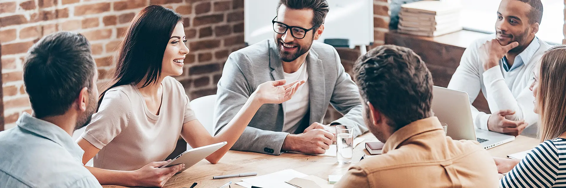 Illustrasjonsbilde av en gruppe ansatte og kursdeltager rundt et møtebord