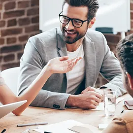 Illustrasjonsbilde av en gruppe ansatte og kursdeltager rundt et møtebord