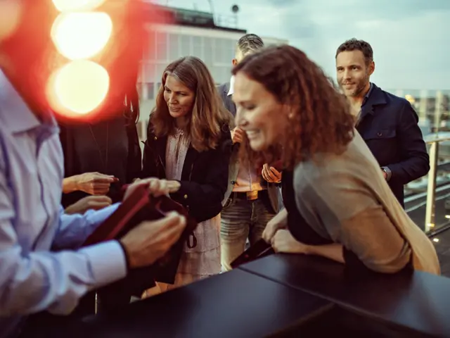 Flere ansatte ler sammen