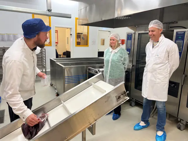 3 personer på storkjøkken