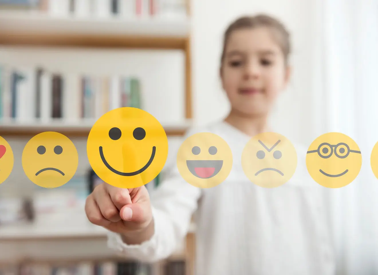 Barn som ser på emojies