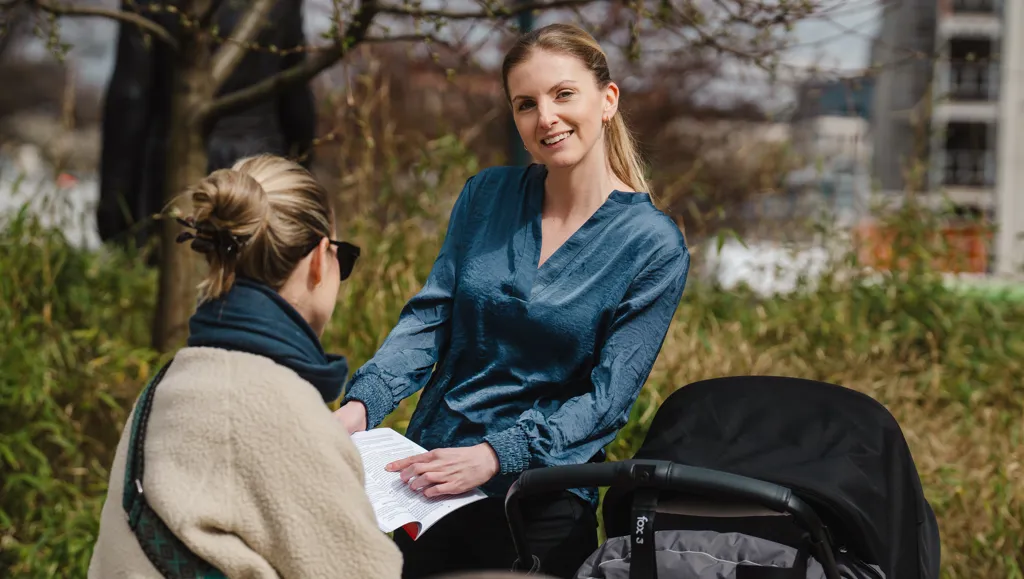 to kvinner med barnevogner