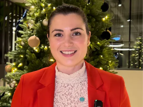 profilbilde av Tekna-preseident Elisabet Haugsbø, smilende foran et juletre