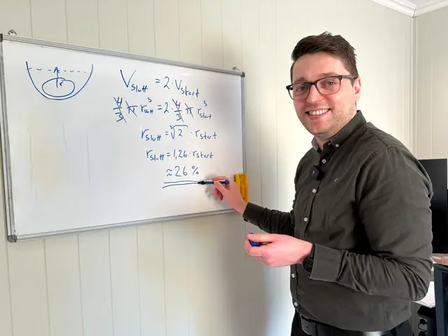 Mann tegner på whiteboard