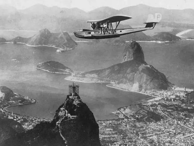 Gammel sorthvit bilde av en stor sjøfly over en fjell