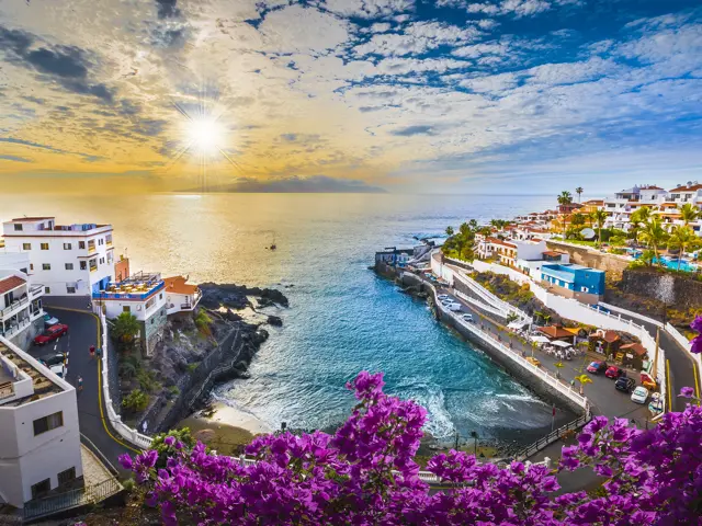 Illustrasjonsbilde av et middelhavsby i solnedgang