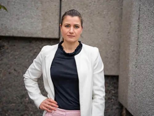 President Elisabet Haugsbø, alvorlig, hvit jakke, utendørs
