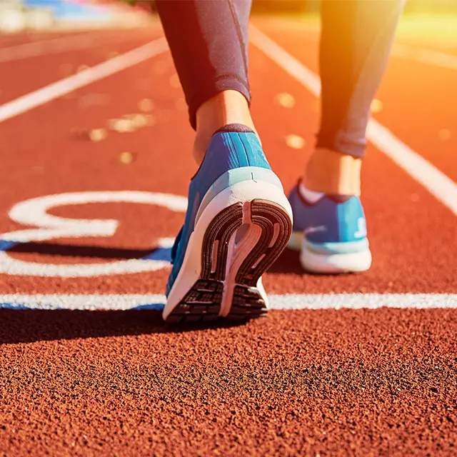 Nærbilde av joggesko på løpebane
