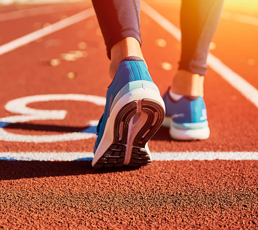 Nærbilde av joggesko på løpebane