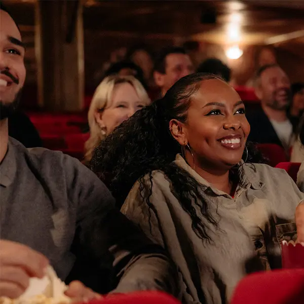 To personer som ser på kino