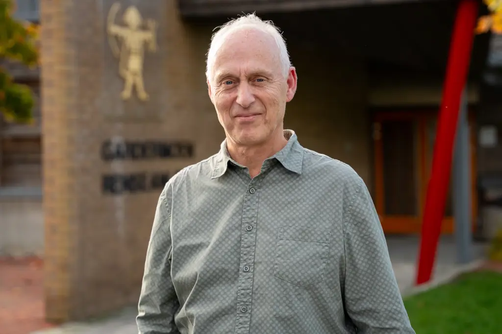 Prosjektleder Ingar Tranum utenfor Gardermoen renseanlegg, smiler