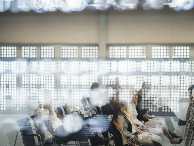 Ser gjennom vinduet til et pågående allmøte i et stort møtelokale