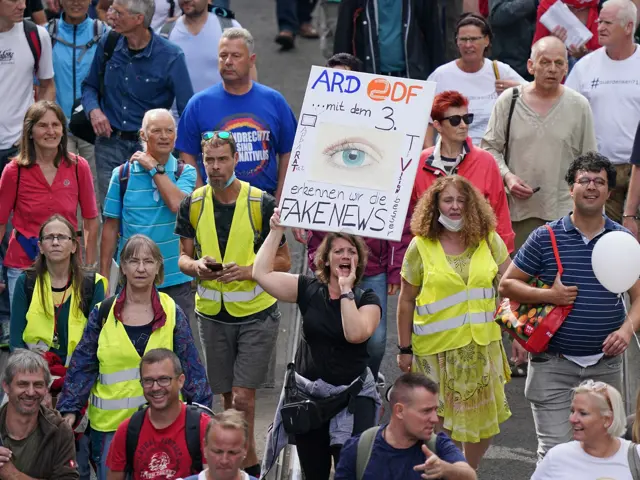 Mennesker som demonstrerer i gate