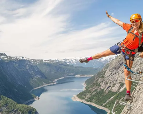 Kari Tønnesen Nordli klatrer opp en bratt fjellvegg