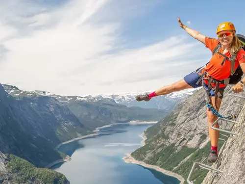 Kari Tønnesen Nordli klatrer opp en bratt fjellvegg