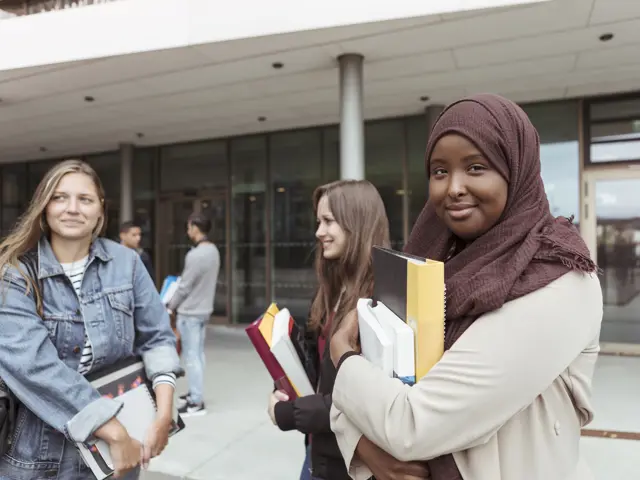Illustrasjonsbilde av flere kvinnelige studenter utenfor et lærested