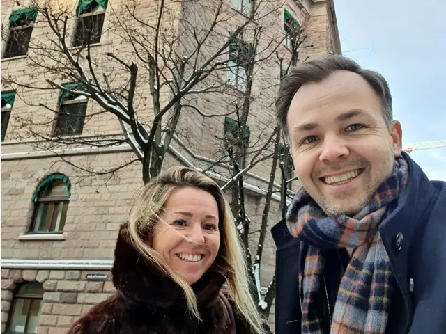 kennet juul og en kvinne foran dep