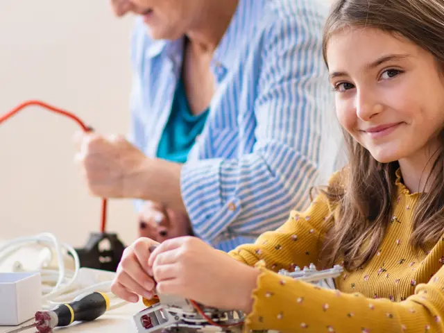 Ung jente reparer elektronikk 