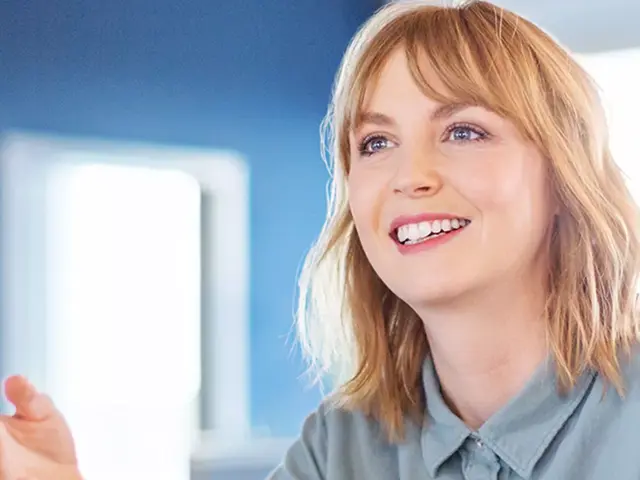 Engasjert ung kvinne