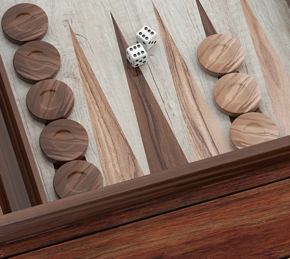 Nærbilde av backgammon-brett 