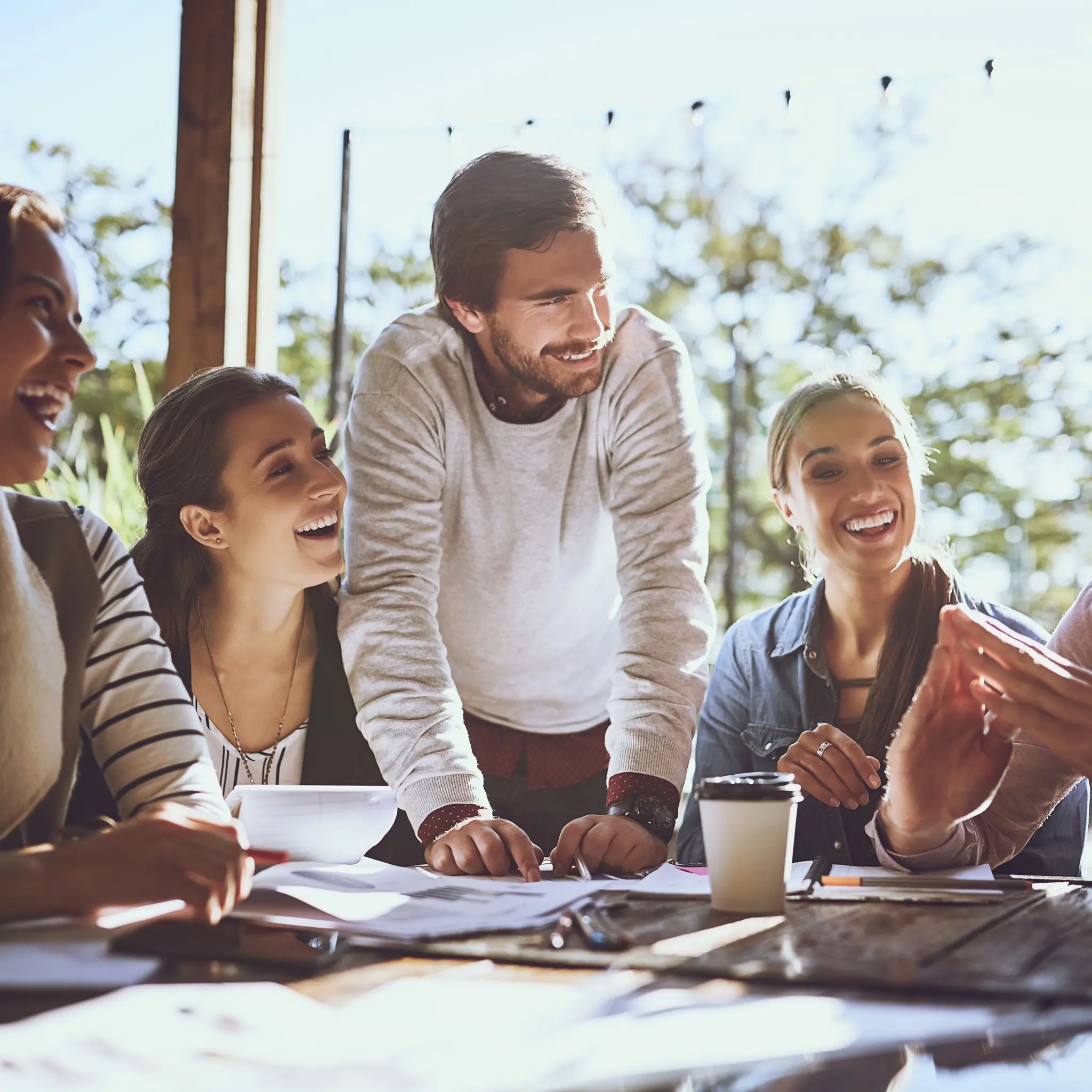 Illustrasjonsbilde av en gruppe kvinner og menn i møte