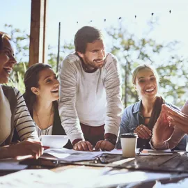 Illustrasjonsbilde av en gruppe kvinner og menn i møte