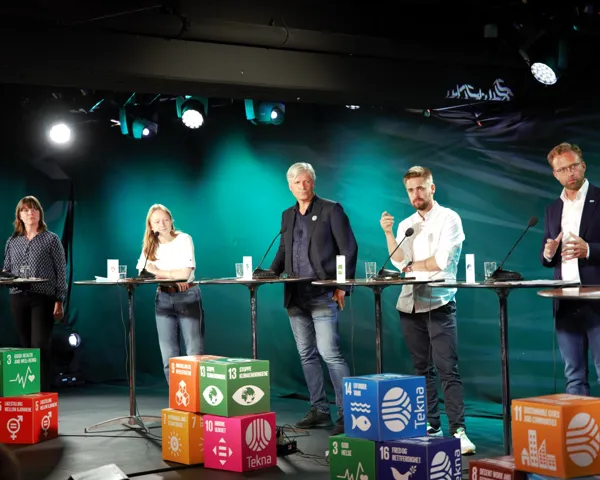Bilde av politikere fra SV, Arbeiderpartiet, VEnstre, MDG og Høyre i debatt. I forkant av bildet er det pyntet med store klosser som viser FNs bærekraftsmål. 