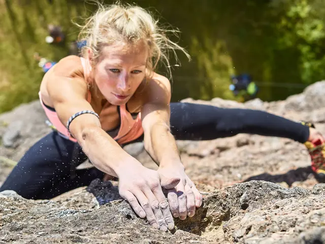 Ung kvinne som fjellklatrer med et bestemt blikk